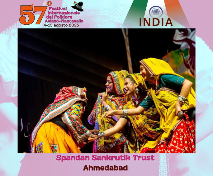 Festival Internazionale del Folklore di Aviano gruppo folkloristico INDIA Spandan Sankrutik Trust di Ahmedabad 
