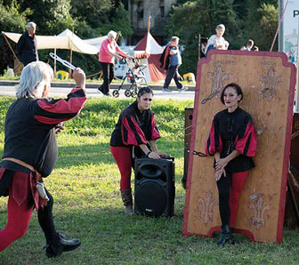 pordenone la giostra dei castelli rievocazione storica costumi medievali lancio dei coltelli