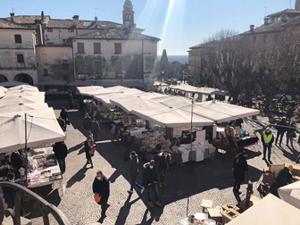 Mercatino Antiquariato e Collezionismo di Asolo bancarelle