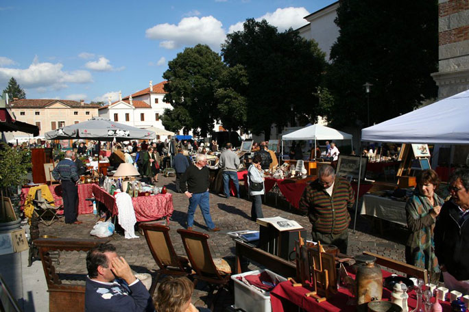 Aviano Mostra Mercato dell'Antiquariato espositori