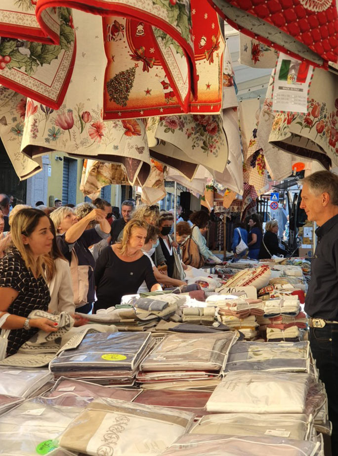 gli ambulanti di forte dei marmi banco vendita boutique a cielo aperto