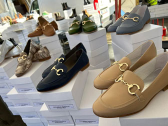 gli ambulanti di forte dei marmi scarpe made in italy