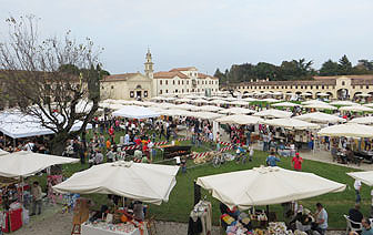 BADOERE MERCATINO DELL'ANTIQUARIATO E COLLEZIONISMO bancarelle