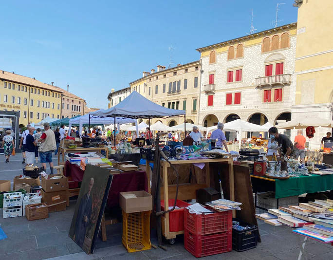  Mercatino Antiquariato di Sacile Pordenone bancarelle