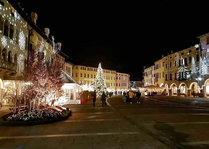2022 Mercatini di Natale a Sacile addobbi natalizi