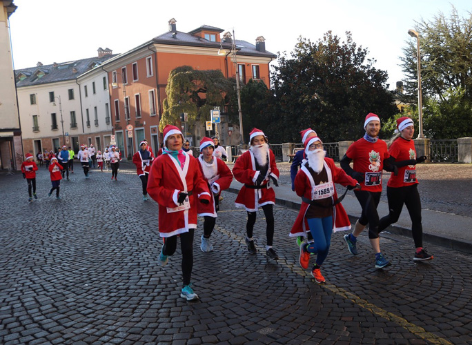 BELLUNO SANTA KLAUS RUNNING CORS PODISTICA corsa dei babbi natale aperta a tutti